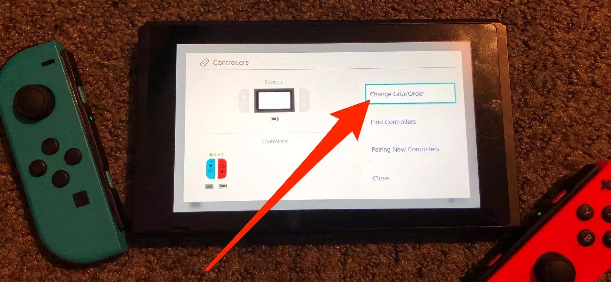 如何将 Nintendo Switch 控制器与您的系统同步，以便最多 8 人同时玩