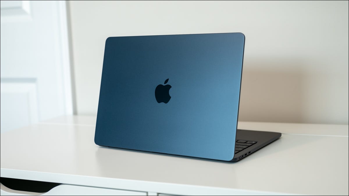 2022-M2-Apple-MacBook-Air-sitting-on-a-desk