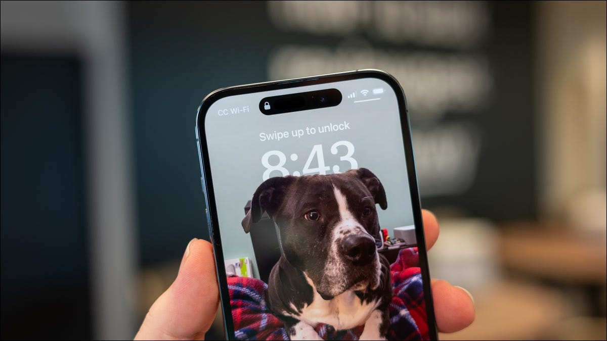 Apple-iPhone-14-Pros-lock-screen-clock-interlaced-with-a-photo