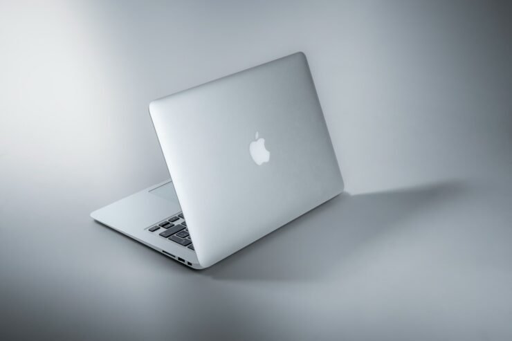 fix-mac-stuck-at-apple-logo-740x493-1